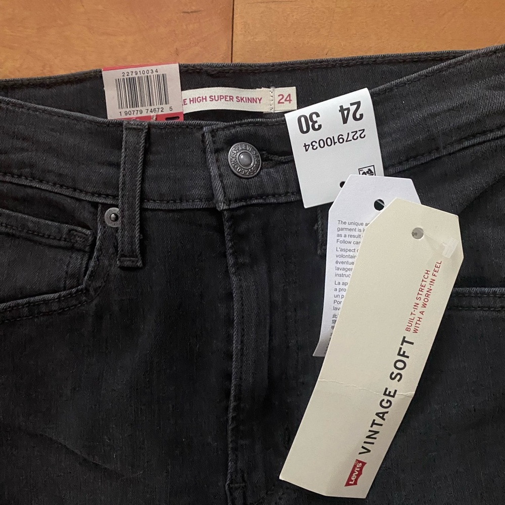 Levi’s - Picture 2 of 6